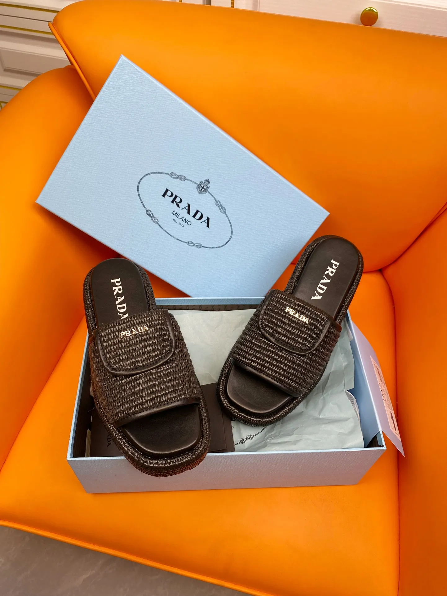 👟👟Ex-factory price 520👟👟 PRADA 2024ss raffia woven slippers This year's popular straw series, lazy people's must-have slippers are so good-looking on the feet. The whole pair of shoes is light, comfortable and bright colors meet the various choices of fashionable people of different styles! Original custom-made raffia Sheepskin lining 1:1 open mold outsole Size number: 35-39 (40 customizations are not returnable)